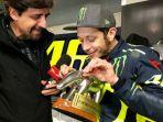 valentino-rossi-mendapat-trofi-tapiro-doro.jpg