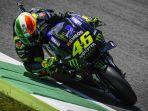 valentino-rossi-menggunakan-helm-dengan-desain-baru.jpg
