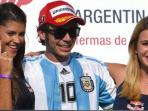 valentino-rossi-merayakan-kemenangan-di-gp-argentina_20150420_120607.jpg