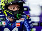 valentino-rossi-saat-berada-di-paddock-tim-movistar-yamaha_20180409_120322.jpg
