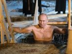 vladimir-putin-bercebur-ke-sungai-yang-dingin_20180119_170559.jpg