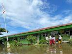 vsdTERENDAM-AIR-Kondisi-halaman-sekolah-SD-Negeri-Teluk-Dalam-11-Banjarmasin.jpg