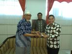 wabup-hss-bersama-pengrajin-lencana_20181002_165952.jpg