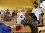 wabup-hss-memantau-pelaksanaan-vaksinasi-di-sman-3-daha.jpg
