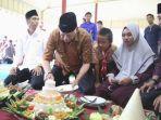 wabup-tanahbumbu-h-ready-kambo-memotong-tumpeng-saat-merayakan-hut-ke-78.jpg
