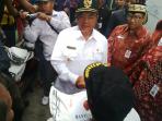 wagub-kalteng-serahkan-bantuan-beras.jpg