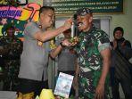 wakapolres-tanahlaut-menyuapi-pasi-ops-kodim-1009-pelaihari-jumat-4-10-2019.jpg