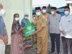 wakil-bupati-kapuas-hm-nafiah-ibnor-menyerahkan-bantuan-di-masjid-baiturrahim-selasa-04052021.jpg