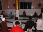 wakil-bupati-kotabaru-ir-h-burhanudin-tiga-dari-kanan-saat-bertemu-masyarakat-di-pulau-kerayaan_20180624_213013.jpg