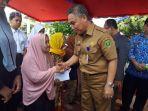 wakil-bupati-serahkan-bantuan-sosial-di-kecamatan-kelua.jpg