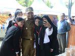wakil-bupati-tanah-laut-abdi-rahman-berswafoto-dengan-pelajar.jpg