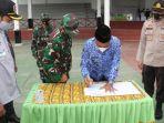wakil-bupati-tapin-h-syafrudin-noor-menandatangani-komitmen-penanganan-bencana-17112020.jpg