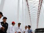 wakil-gubernur-kalbar-christiandy-sanjaya-beserta-rombongan-saat-meninjau-jembatan-taya_20160108_233252.jpg