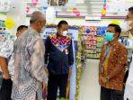 wakil-wali-kota-banjarbaru-wartono-diskusi-mengenai-pemasaran-produk-umkm-di-toko-indomaret.jpg