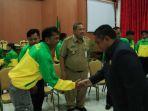 wali-kota-bajarbaru-nadjmi-adhani-menyalami-kontingen-karate-forki.jpg