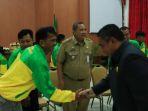 wali-kota-banjarbaru-h-nadjmi-adjani-saat-menyerahkan-melepas-karateka-lbw.jpg
