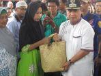 walikota-banjarmasin-ibnu-sina-menyerahkan-bantuan-korban-kebakaran.jpg