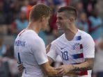 walker-zimmerman-merayakan-gol-bersama-christian-pulisic.jpg