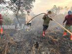 wamen-klhk-Alue-Dohong-padamkan-karhutla-di-Guntung-Damar-Kalsel-Senin-02102023.jpg