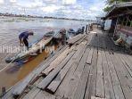 warga-beraktivitas-di-dermaga-pasar-kota-marabahan-kabupaten-batola-kalsel-rabu-12012022.jpg