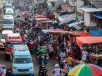 warga-berbelanja-kebutuhan-lebaran-di-pasar-klender-jakarta-timur.jpg