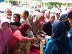 warga-berjejal-berdesakan-di-stand-sembako-disperindag-banjar.jpg