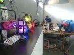 warga-binaan-lapas-banjarbaru-membikin-kerajinan-tangan-berupa-lampu-hias.jpg