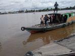warga-dan-sejumlah-relawan-gabungan-melukaakn-pencarian-korban-tenggelam.jpg