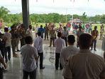 warga-desa-kambiyain-menyampaikan-tuntutan-permintaan-pemberhenti.jpg