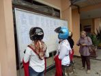 warga-hst-mencermati-isi-papan-pengumuman_20180919_180503.jpg