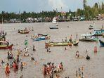 warga-kotim-saat-mengikuti-mandi-safar-di-sungai-mentaya.jpg