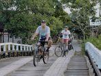warga-melakukan-olahraga-bersepeda-berkeliling-kota-sampit.jpg