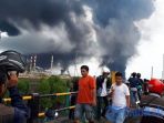 warga-melihat-asap-tebal-yang-menyelimuti-kota-balikpapan_20180331_130246.jpg