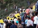 warga-melihat-bangkai-bus-yang-terjatuh-ke-dalam-ngarai-di-nurpur_20180410_062526.jpg