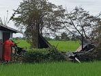 warga-melihat-puing-rumah-tinggal-rustam-yang-terbakar-di-jalan-tatah-lanan-rt-3-desa-malintang.jpg