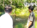 warga-melihat-semburan-gas-di-kolam-dan-persawahan-milik-warga-di-desa-kolam-kanan_20170906_114549.jpg