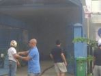 warga-memadamkan-api-di-gatot-subroto_20161211_175520.jpg