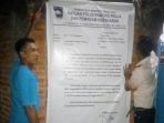warga-memasang-baliho_20170513_133513.jpg