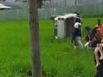 warga-membatu-mengevakuasi-korban-kecelakaan-di-desa-kubu-blang-sapek.jpg