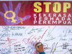 warga-membubuhkan-tanda-tangan-saat-aksi-menolak-kekerasan-terhadap-perempuan-di-sol.jpg