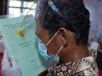 warga-mencium-sertifikat-usai-mengikuti-penyerahan-sertifikat-tanah-gratis.jpg