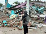 warga-mengamati-bangunan-rs-mitra-manakarra-yang-roboh-pascagempa-bumi.jpg