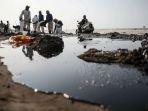 warga-mengumpulkan-limbah-tumpahan-minyak-oil-spill-yang-tercecer-milik-pertamina.jpg