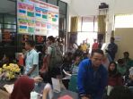 warga-mengurus-ktp-elektronik-di-disdukcapil-tabalong_20170904_172144.jpg