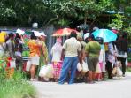 warga-menunggu-pembagian-tabung.jpg
