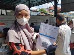 warga-menunjukan-kartu-vaksin-kedua-usai-divaksinasi-covid-19.jpg