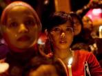 warga-menyalakan-lilin-dalam-acara-doa-bersama.jpg