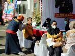 warga-palangkaraya-saat-mengikuti-vaksinasi-massal-di-kantor-kejaksaan-tinggi-kalimantan-tengah.jpg