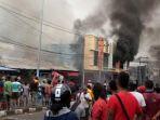 warga-tampak-melihat-dari-dekat-toko-yang-dibakar.jpg