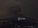 warna-merah-terlihat-dari-ujung-kawah-gunung-api-agung_20171128_075806.jpg